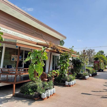 The Luxury Apartment Amphoe Sawang Daen Din Екстериор снимка